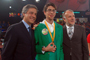 El presidente de la Academia Mexicana de Ciencias, Dr. Arturo Menchaca Rocha y el presidente de Fundación Televisa, Claudio X González Guajardo, con el ganador absoluto de la  IV Olimpiada Mexicana de Historia, Víctor Leyva Vega del Estado de México.