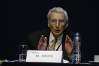 Martin Rees, presidente de la Royal Society de Londres y profesor de la Universidad de Cambridge durante su conferencia en la AMC.