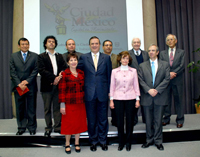 Los galardonados con Esther Orozco, directora general del ICYTDF; Marcelo Ebrard, jefe de Gobierno del Distrito Federal, y María Teresa Juárez de Castillo.