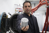 El ganador de Premios de Investigación de la AMC 2018, en el área de ingeniería y tecnología, doctor Ignacio Alejandro Figueroa Vargas, quien muestra en su laboratorio una espuma metálica, uno de los importantes materiales del futuro en diversos sector.
