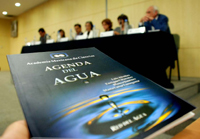 La AMC presentó el libro La Agenda del Agua, en el que investigadores de diversas disciplinas analizan la problemática del líquido en México.